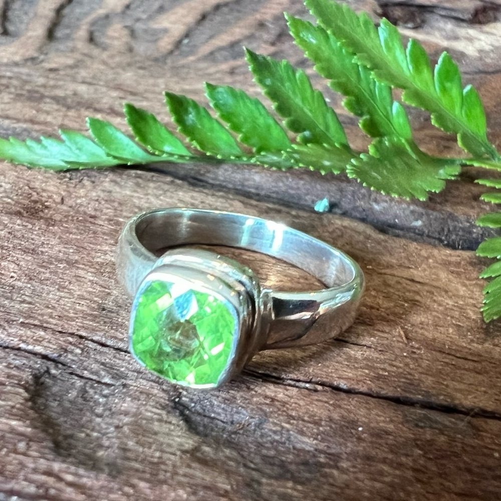 Elegant Silver Ring with Green Gemstone